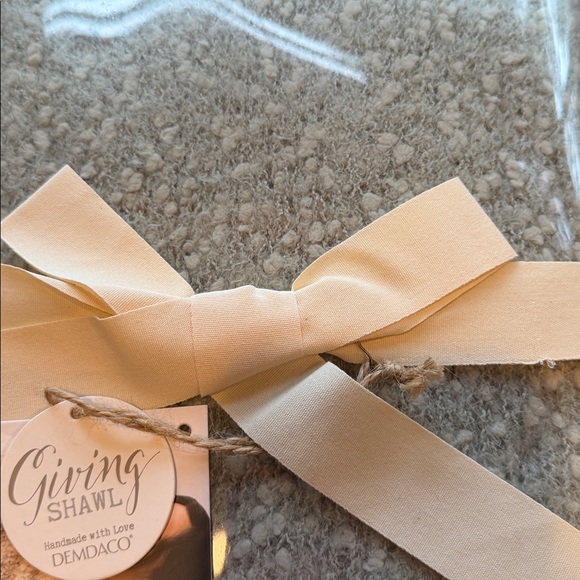 DEMDACO Handmade with Love Giving Shawl With Pockets - Sage. NWT in gift box - Picture 4 of 12